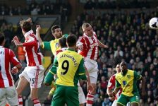 10-man Stoke City hang on for a point at Norwich