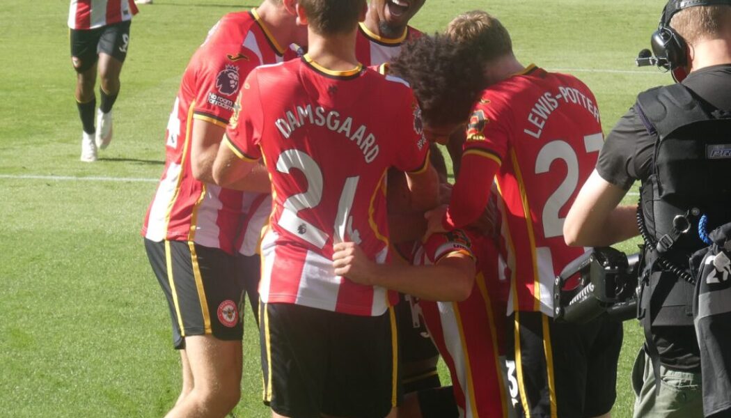 Brentford players celebrating at the Gtech Community Stadium